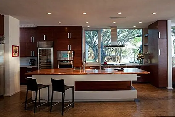 Современные кухонные острова почти всегда определяются минимализмом и чистыми прямыми линиями. Это, например, имеет очень интересную форму. Это так просто, но в то же время это так привлекательно. На острове множество площадей для столешниц, а также умное и красиво интегрированное пространство для хранения.