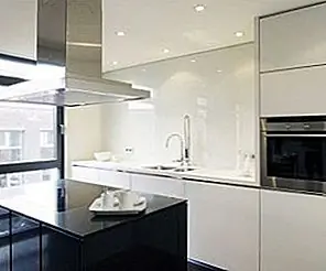 Стильная белая лакированная кухня с островом