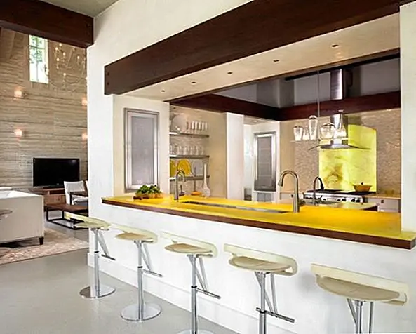 Кукольный остров необязательно должен быть самостоятельной частью. Он также может быть встроен в разделительную стену, а также служить в качестве стержня. На этой кухне, например, остров служит отличной рабочей поверхностью и имеет большую столешницу, но также можно использовать бар. Кроме того, он представляет яркие цвета в декоре.