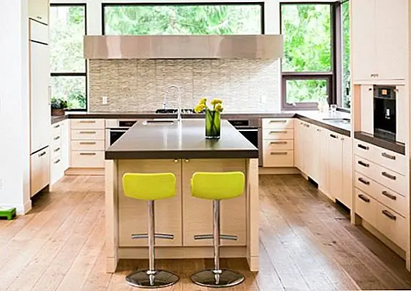 Иногда компактный кухонный остров - лучшее решение для кухонь, где не хватает места. И поскольку пространство ограничено, остров с очень простым дизайном будет работать еще лучше, так как он не заставит комнату чувствовать себя загроможденной или переохлажденной. Аксессуйте его с помощью одного или двух красочных стульев, и вы также можете сэкономить место, используя его как бар или стол для завтрака.