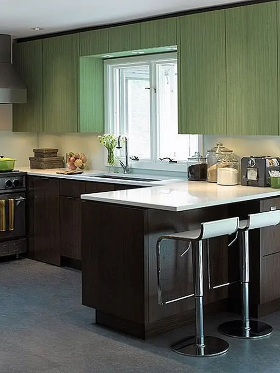 Пришло время взять все из шкафов и кладовых. Бросьте истекшие предметы и организуйте все свои блюда, миски и стаканы. Это даст вам новое начало сезона. Возьмите несколько канистр для организации продуктов, таких как злаки, сахара, мука и кофейные бобы. Это будет выглядеть намного стилее и быть легко доступным.