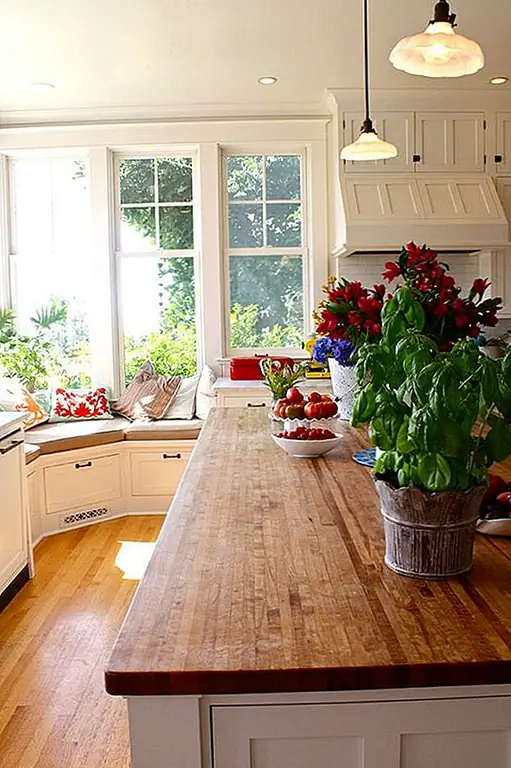 Выращивайте свежие травы на подоконнике и выложите на кухонном столе красивые цветы. Свежие растения добавляют мгновенную живительность и индивидуальность в пространство. И нет ничего, что говорит весной лучше красивой цветочной композиции. Это также отличный способ придать цвет нейтральной кухне.