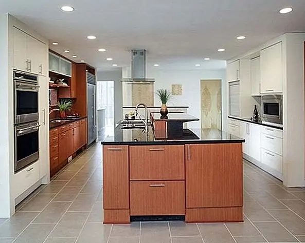 Конечно, круглый год мы подметаем плитку и поднимаем паркет. Но мы не все выходим из швабры и добираемся до бизнеса каждую неделю. Последняя вещь в списке должна состоять в том, чтобы вымыть эти полы. Это будет дезинфицировать и осветить любые царапины, нанесенные этими зимними сапогами, тащащимися и выходящими из дома.