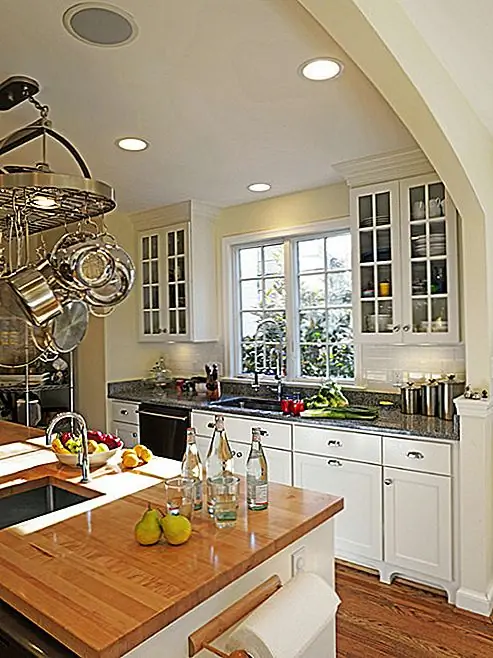 Положите свое серебро и тщательно очистите свои горшки и сковородки из нержавеющей стали (и даже вашу чугунную кастрюлю!). Есть много утилит DIY, которые вы можете сделать, чтобы сделать все правильно, но после всех этих сердечных зимних блюд это отличный способ начать новую, более легкую кулинарию, которую вы будете делать в теплые месяцы.