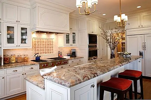 Каждая столешница уникальна. Каждый из них обладает естественными характеристиками, которые отличает их от остальных, так же как нет двух одинаковых камней. Они также могут отличаться по цвету, текстуре и размеру, а также по дизайну и другим элементам, которые обычно являются элементами, которые выбирает дизайнер или производитель. Гранитные столешницы особенно красивы из-за их естественных качеств, и их так ценят, потому что они очень долговечны и долговечны. Это также является поводом для очень тщательного выбора столешницы, поскольку вы не будете его заменять в течение длительного времени.