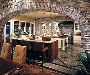 Создайте деревенский кухонный дизайн с помощью каменных виниров