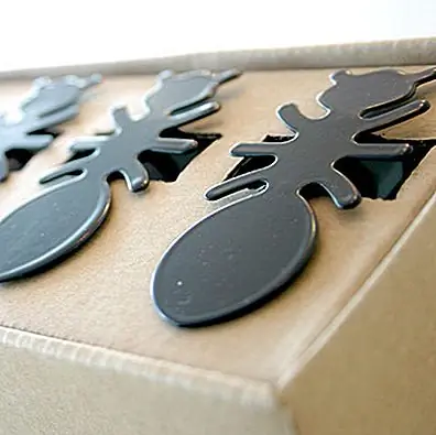 Эти кольца выполнены из металла с выпечкой на краске и черным или белым. Я думаю, вы можете выбрать правильный цвет в зависимости от цвета салфеток. Поэтому, если ваши салфетки белые, черные кольца будут идеальными, а наоборот. Эти кольца салфетки смешны и практичны, так как они держат салфетки, свернутые на столе, а также добавляют приятное и забавное прикосновение к изображению стола. Они доступны сейчас по цене $ 18 - набор из четырех колец.