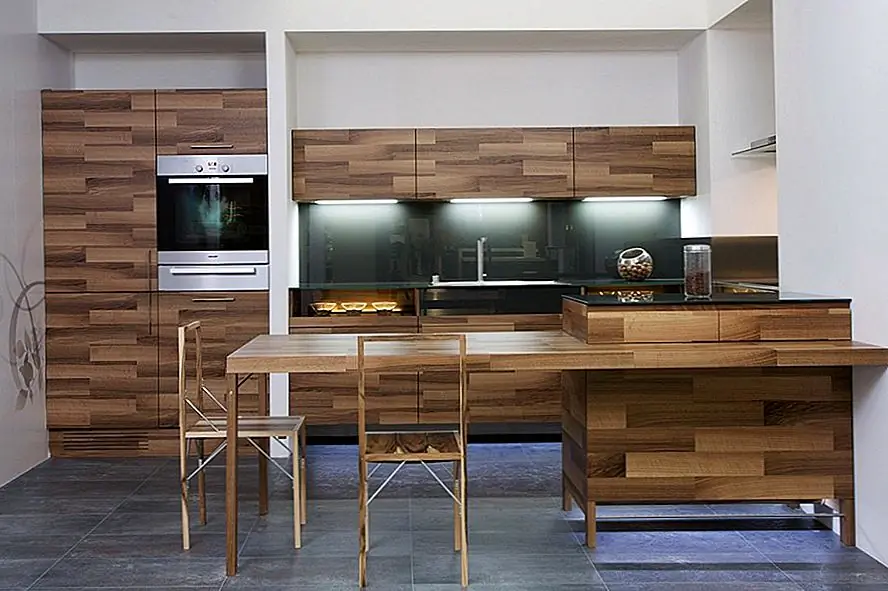Красивый дизайн кухни в дереве с дарственными добавками стекла от Mateja Cukala