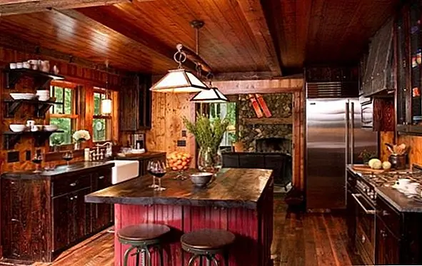 И просто чтобы показать, насколько разные дизайны интерьера могут быть одинаковыми, мы выбрали еще более традиционные кухни, чтобы показать вам. Это, например, имеет более темный и более драматичный декор. Это кухня, почти полностью покрытая деревом. Он имеет деревянные полы и потолок, стены из деревянных панелей и деревянную мебель. Столешницы также изготовлены из дерева.