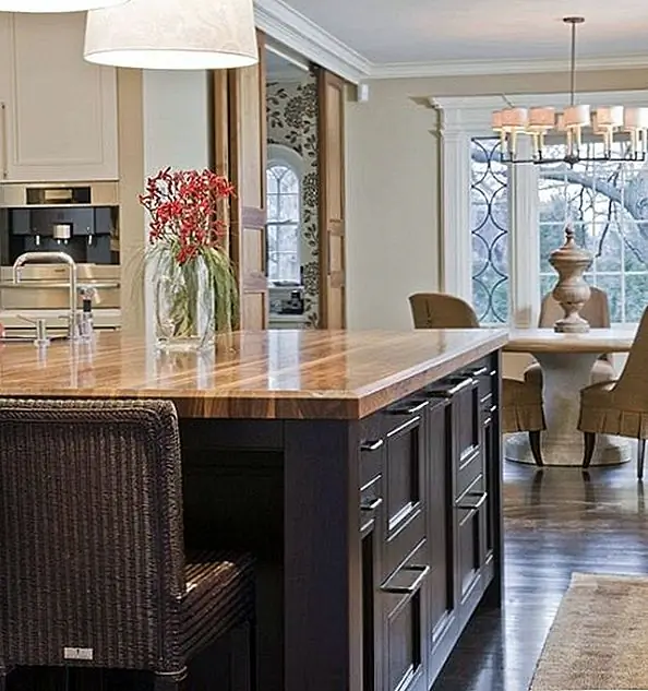 Это более элегантная и простая кухня. У этого есть дизайн, который фактически является комбинацией между традиционным и современным. На кухонном острове есть прекрасная база с элегантной отделкой и деталями, простая деревянная столешница в немного другом цвете, и это здорово использовать в качестве обеденного стола, бара или завтрака или рабочей зоны.