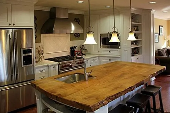 Если вам интересно посмотреть, как выглядит типичная традиционная кухня, это может быть ответом. Несмотря на современную технику, остальная часть декора, включая мебель, очень наводит на размышления об этом стиле. На кухонном острове есть очень красивая деревянная столешница с органической формой и красивыми бережливыми линиями.