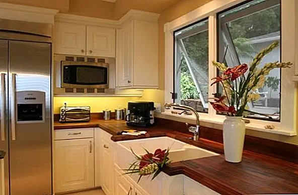 Конечно, традиционные кухни не единственные, которые могут сделать деревянную столешницу красивой. Современная и современная кухня также может сочетаться с деревянными элементами. Эта кухня имеет простой и нейтральный декор, с простыми и чистыми линиями и тонкими декоративными деталями. Деревянная столешница - отличный способ создать контраст в комнате.