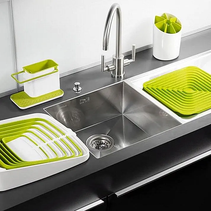 Компактный, но очень эффективный, посудомоечная машина Arena имеет концентрический дизайн с наклонным основанием, отводящим воду, позволяя посуде быстро высохнуть, и с интегрированным носиком, который истощает воду непосредственно в раковине. Гибкие ребра надежно удерживают посуду на месте, а конструкция в целом достаточно гибкая, чтобы одновременно разместить пластины, чаши, чашки, очки и посуду. Доступно за € 49.