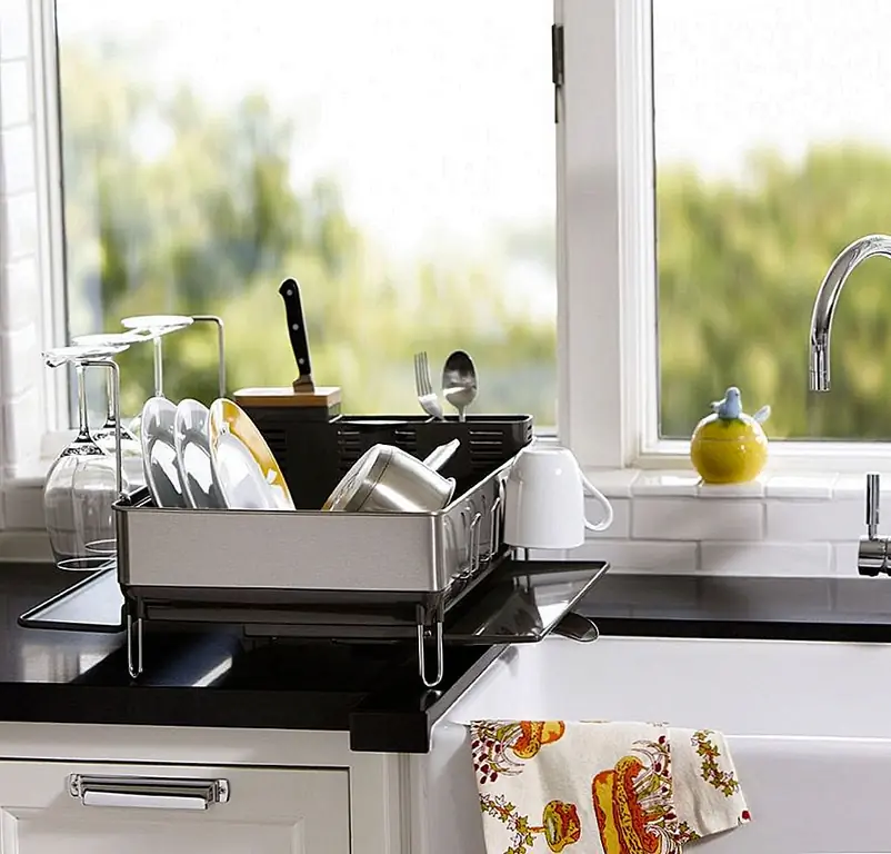 Благодаря такелату из стали, эта посуда спроектирована в соответствии с современными и современными кухнями. В нем есть поддон для сбора капель и поворотный носик, который можно расположить для слива воды непосредственно в раковину. Он также включает держатель для вина и держатель для ножей. Отпечаток, защищающий отпечатков пальцев, сохраняет его приятным и чистым во все времена. Доступен за 80 долларов.