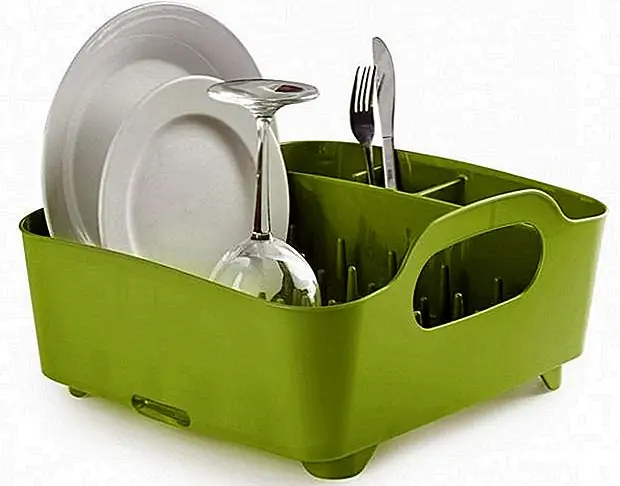 В других проектах основное внимание уделяется функциональности, например, этой красивой авокадо-цветной посуде. Он имеет легкие рукоятки для захвата и самоотверждающийся носик, а также встроенный держатель для посуды. Его дизайн прост и прямолинейный, но без недостатка в стиле. Доступен за € 20.