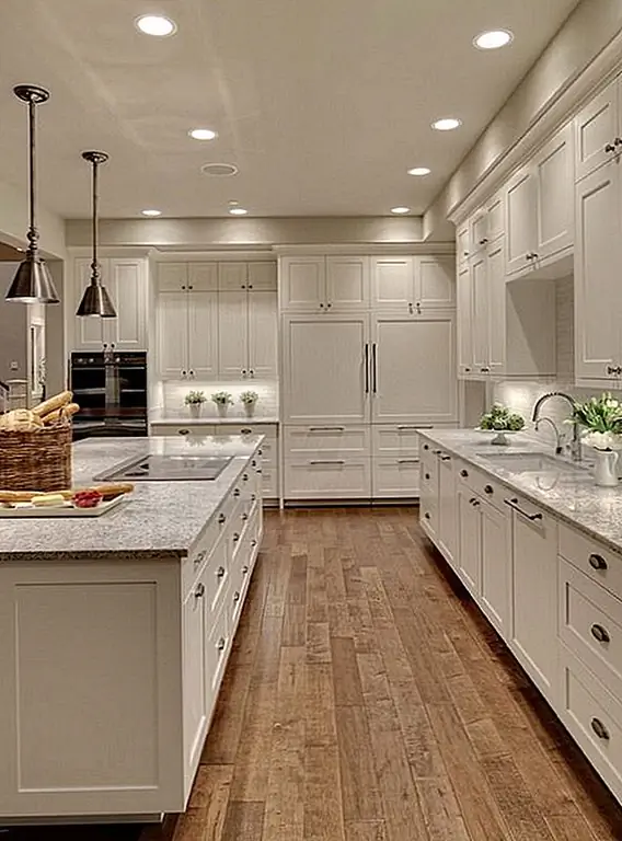 Эти традиционно оформленные шкафы имеют более гладкий и гладкий вид, чем те, которые мы видим в большинстве семейных домов. У них есть более модный передний край, делающий эту кухню немного более современной и шикарной.