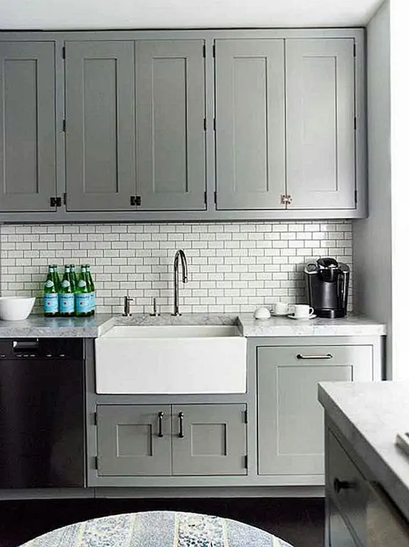 Личный фаворит кучки, эти мягкие серые шкафы вписываются в то, что происходит как в дизайне интерьера, так и в моде в течение последних нескольких лет. Он идет с множеством ярких тонов в качестве комплиментов, и он может стоять сам по себе. {Найден на damonliss}.