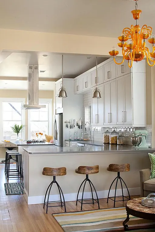 Белый, хрустящий и гладкий, этот дизайн является модным вперед, но также довольно женственным. И мы любим женский контакт вокруг дома, особенно на кухне, где контр-табуреты прекрасно интегрированы! {Найдено на ashleycampbell}.