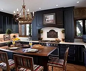 Один цвет подходит больше всего: черные кухонные шкафы