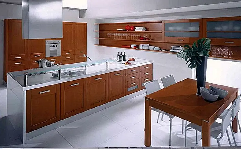 Вся кухня заполнена удивительным выбором шкафов и стеллажей. Но то, что делает этот выбор самым современным, - это сочетание матового стекла, полки и гладких, гладких шкафов.