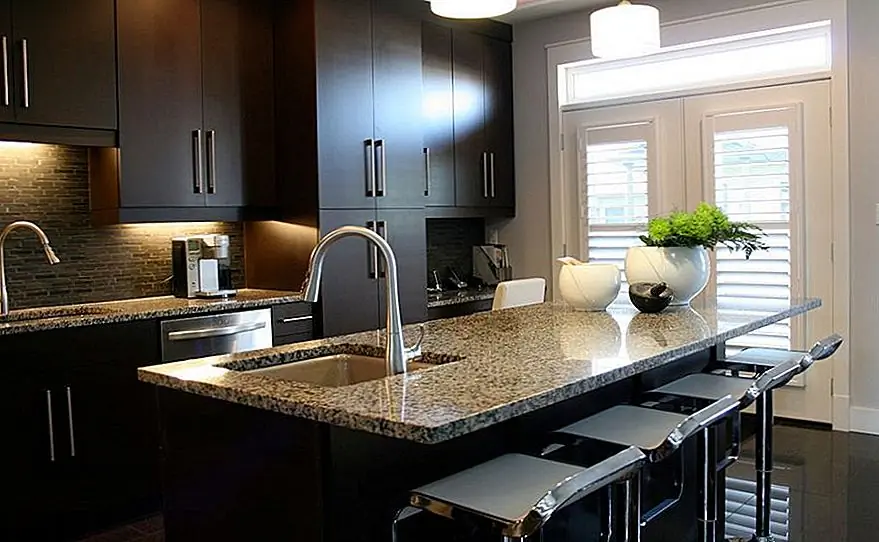 Темные тона создают чистый фундамент, но вам не всегда нужно использовать черный цвет. Эти шоколадно-коричневые шкафы создают очень гладкий вид, а также минимальное оборудование.