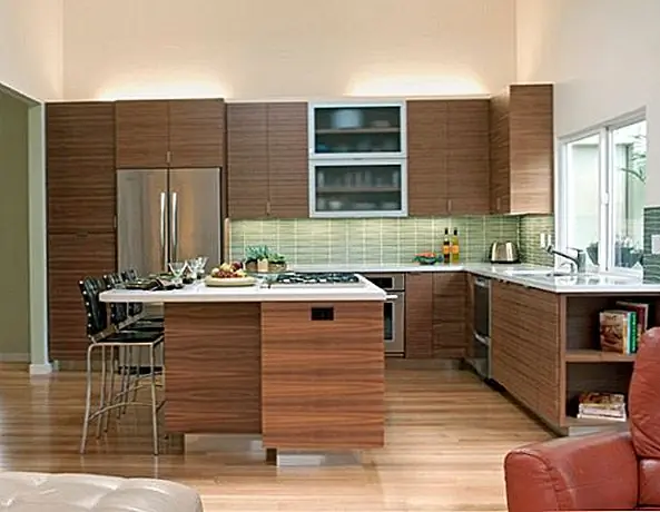 Эта современная кухня середины века также открыта в гостиной. Он имеет простой и очень сплоченный декор с мебелью из дерева и с похожими характеристиками. Тот факт, что это часть набора, делает кухню одинаковой и простой. Дерево добавляет элегантность и тепло к декору, а цвет соответствует дизайну гостиной.