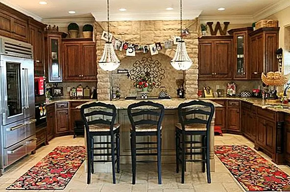 Обеспечение правильного освещения на кухне не только практично, но и может быть элементом стиля. Поместите светильники над центром комнаты, где у вас будет кухонный прилавок. Убедитесь, что огни висят на длине, что обеспечивает достаточное освещение. Если вам нужны дополнительные огни, подумайте о прожекторах на потолке, которые выполняют свою работу, не мешая светильникам. Теперь для декора бит: выберите светильники или люстры, которые имеют поразительный дизайн.