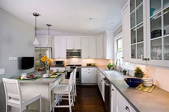 Бетон - отличная идея для использования в качестве материала столешницы. Не только конкретный прочный, но он поставляется в различных цветах, которые могут оживить кухню. Он универсален для работы с различными стилями и вариантами дизайна, поэтому нет беспокойства о том, что он не продлится много лет.