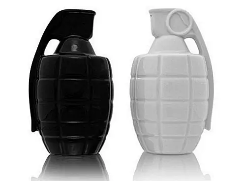 Samba Salt and Pepper Shakers на рисунке три и Rippled Salt и Pepper Shakers на рисунке четыре немного менее забавные, но довольно интересные. Но последние три модели абсолютно изумительны: Hug by Scott Henderson, Dry Bones, 32 доллара США или Taste Explosion Salt & Pepper Shakers, 16 долларов. Не торопитесь и посмотрите на все модели, выберите свой любимый, а затем приобретите его из Интернета.