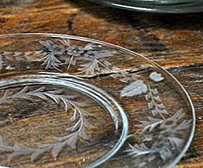 Винтажные выгравированные стеклянные десертные тарелки