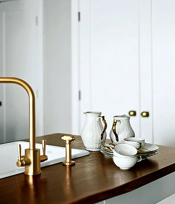 Возможно, вы не хотите, чтобы все пространство было покрыто золотом. Вместо этого просто используйте великолепные золотые штрихи. Возьмите краны и ваши блюда, чтобы начать!