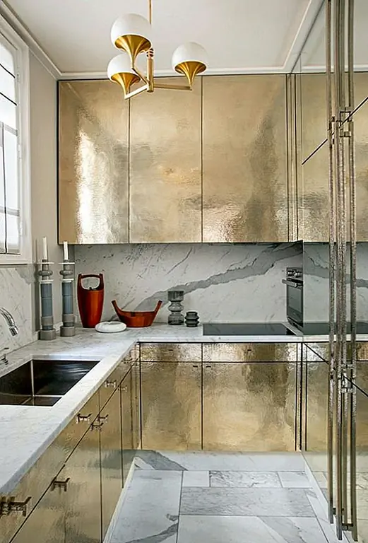 Там что-то настолько несовершенно совершенное количество этот золотой металл. Он может быть не шикарным и современным, но он уверен, что у него много индивидуальности и дизайна.