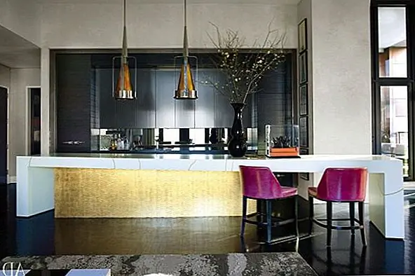 Этот красивый остров кухни отправляется с великолепным золотом. Несмотря на функциональность, он стоит как прекрасное произведение искусства, чтобы принести всю комнату вместе с приветливым стилем и легкостью. {Найден на сайте}.