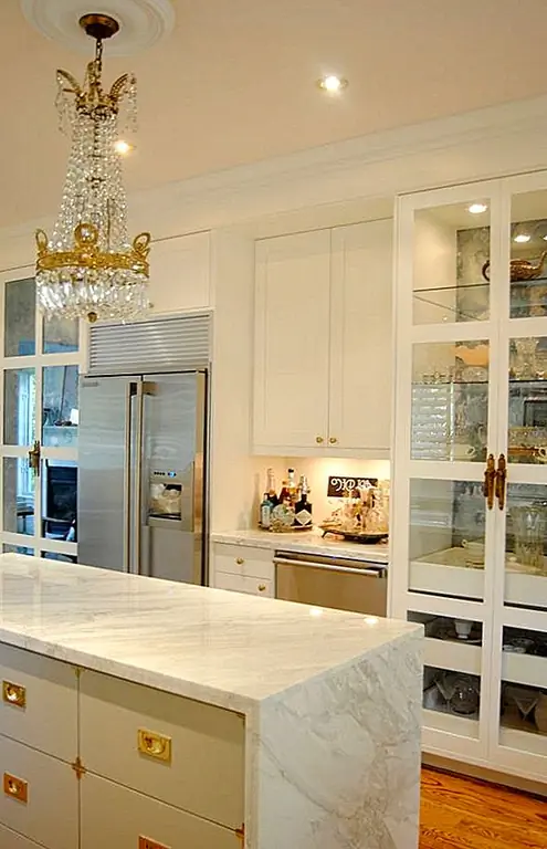 Люстра и красивые, изысканные ручки все делают для викторианского вдохновения, девического отдыха. Представьте себе печенье в своем прекрасном пространстве!