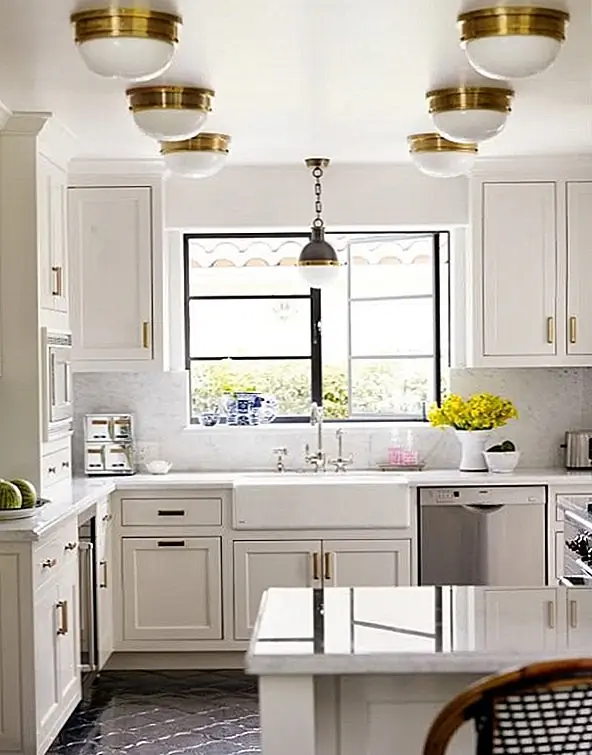 Иногда магия в деталях. Взгляните на свет, например, только золото делает все пространство более стильным и приветливым.