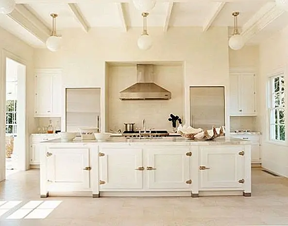 Золото не должно быть в вашем лице и громко, иногда оно может быть немного почищено и более подавлено в акцентах. Он хорошо работает с кремовым основанием и кажется невероятно освежающим и теплым.