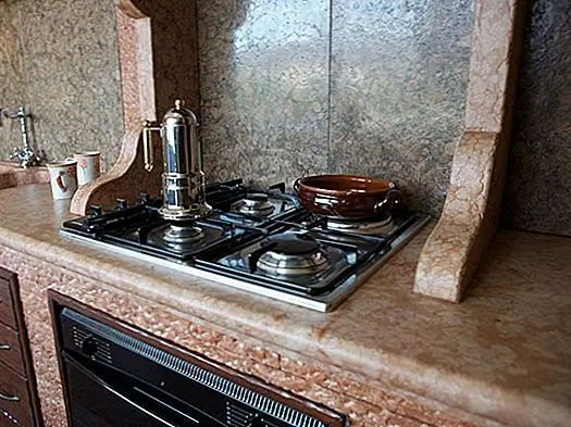 Verone предлагает сочетание раковины, места для приготовления пищи и складских помещений, все в одном большом блоке. Есть также полки и разделители между этими районами. Отдельно от этого устройства есть также кухонный остров, который вы можете использовать для приготовления пищи или в качестве бара. Это определенно серьезная кухня и хорошие инвестиции. Доступны на неолите.