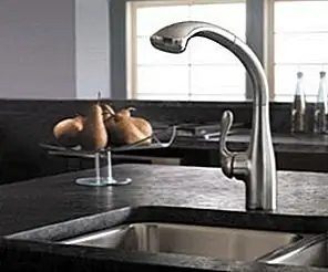 Простые и стильные кухонные смесители, которые мы любим