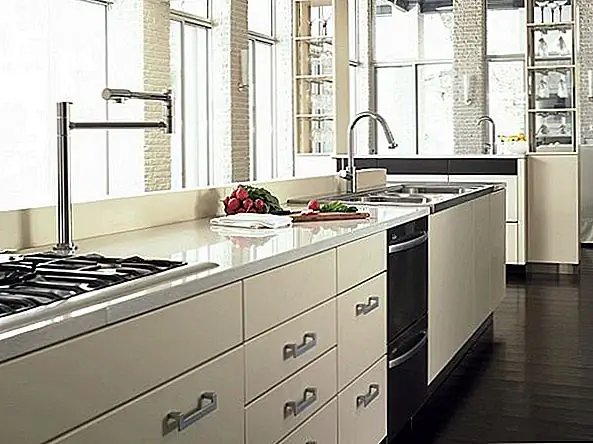 Второй - более женственный, круглый и светлый, как цвет, с хромированной отделкой. Независимо от того, какой вы выбираете, он обязательно подойдет вашей кухне, потому что их дизайн специально разработан для любого стиля. Приготовление пищи и стирка станут удовольствием, и вы забудете, что вы действительно занимаетесь домашними делами.