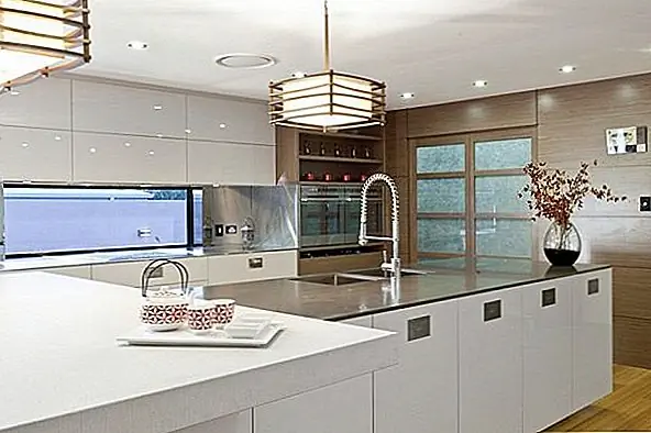 Основными характеристиками этой красивой кухни являются простота, минимализм, функциональность и пространство. Дизайнеру удалось включить все в новый дизайн, одновременно обратив внимание на эстетическую часть. Он уделял большое внимание деталям, и это видно на каждом углу кухни.