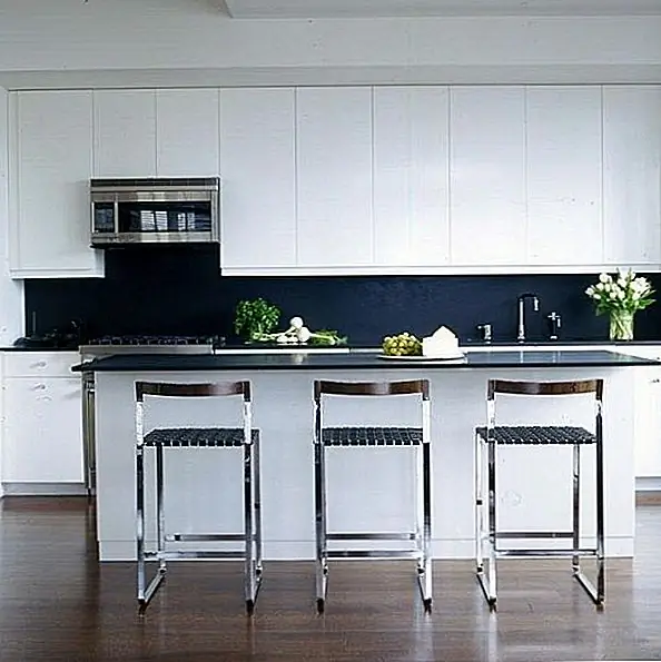 Многие из преимуществ кухонных островов показаны в дизайнере Decorati Portofolios, где несколько резиденций представляют собой привлекательные кухонные острова и способ повышения функциональности кухни.