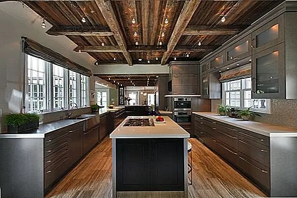 Поскольку все эти кухонные острова доступны в разных формах и размерах, они также поставляются с различными видами использования. Некоторые из них имеют минималистский дизайн и очень практичны, как и у квартиры Майкла Корса Гленн Гисслер или на кухонном острове, который дополняет деревенский кухонный декор из дерева и некоторые современные материалы, такие как тот, который появляется в этом Rough Luxe Mix At Home Дизайн, ООО.