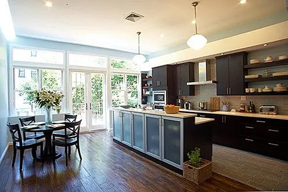 Есть кухонные острова, которые могут работать как разделители для разных областей или создавать определенную атмосферу из-за их особой формы. Это случаи кухни Робин Уилсон и того, что появляется в Alexander Residence Velvet Hammerschmidt. Примеры могут продолжаться, и вы можете убедить себя в преимуществах и множестве использования этих кухонных островов, если вы видите эти фотографии. {Все фото из decorati}