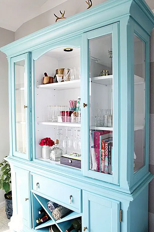 Иногда фарфоровый шкаф или клетка удваивается как ваш буфет или буфет, и все в порядке. Используйте окна в своих интересах, организовав ваши лучшие блюда и даже кулинарные книги таким образом, чтобы отображать их так же, как и их порядок.