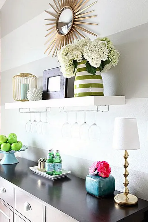 Используйте верхнюю часть буфета, чтобы добавить в комнату. Даже если вы во что-то более эклектичном, сверните с вашими любимыми сокровищами, но пометите это как развлекательную пьесу с некоторыми конфетками или мини-бутылками воды для приветственной атмосферы.