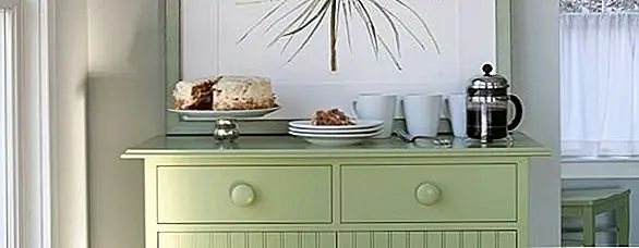 Используйте верхушку своего случайного буфета как способ подавать десерт! Это расслабленный и красивый, простой способ развлечь всех ваших гостей.