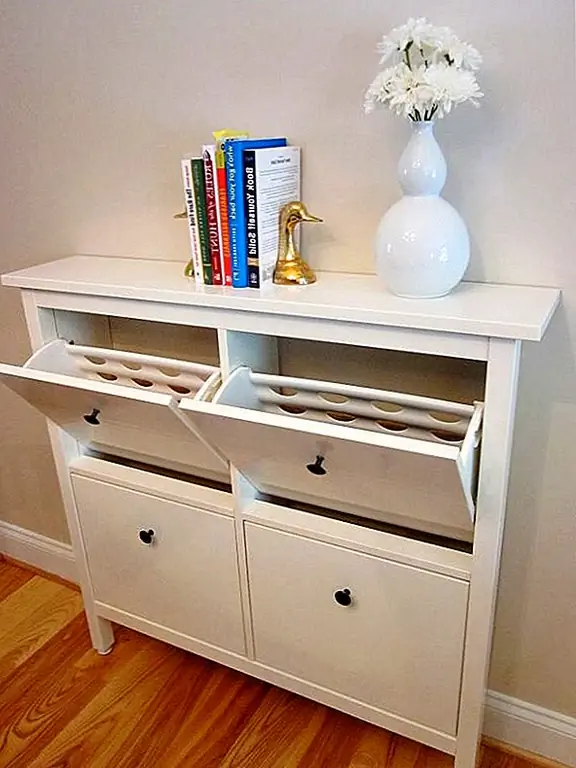 Смотрите эти скрытые отсеки в этом умном буфете? Они идеальное место для хранения поваренных книг или журналов для любых гостей, которых вы имеете!