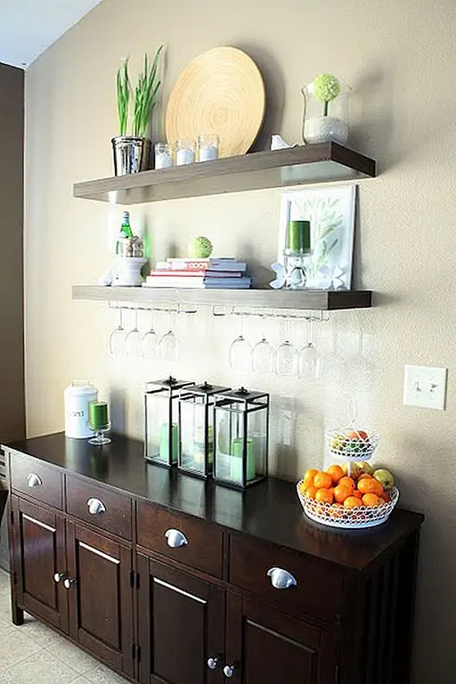 Нам нравится, как это пространство стилизовано, но также организовано таким образом, что вашим гостям просто нужно взять бокал и уйти! Это делает его довольно простым в плане обедов и праздничных торжеств.