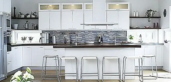 Белый нейтрален, и он соответствует всему. Это очень распространенный цвет на кухне, особенно маленькие. Это создает впечатление большего пространства, и это заставляет комнату чувствовать себя воздушным и менее загроможденным.