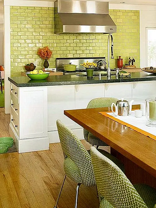 Так как это так освежает, зеленый цвет - отличный цвет для кухни. Это напоминает свежие овощи и растения, а также смелый и красивый цвет акцента. Кроме того, зеленый цвет выглядит особенно красивым, когда он сопряжен с белым.